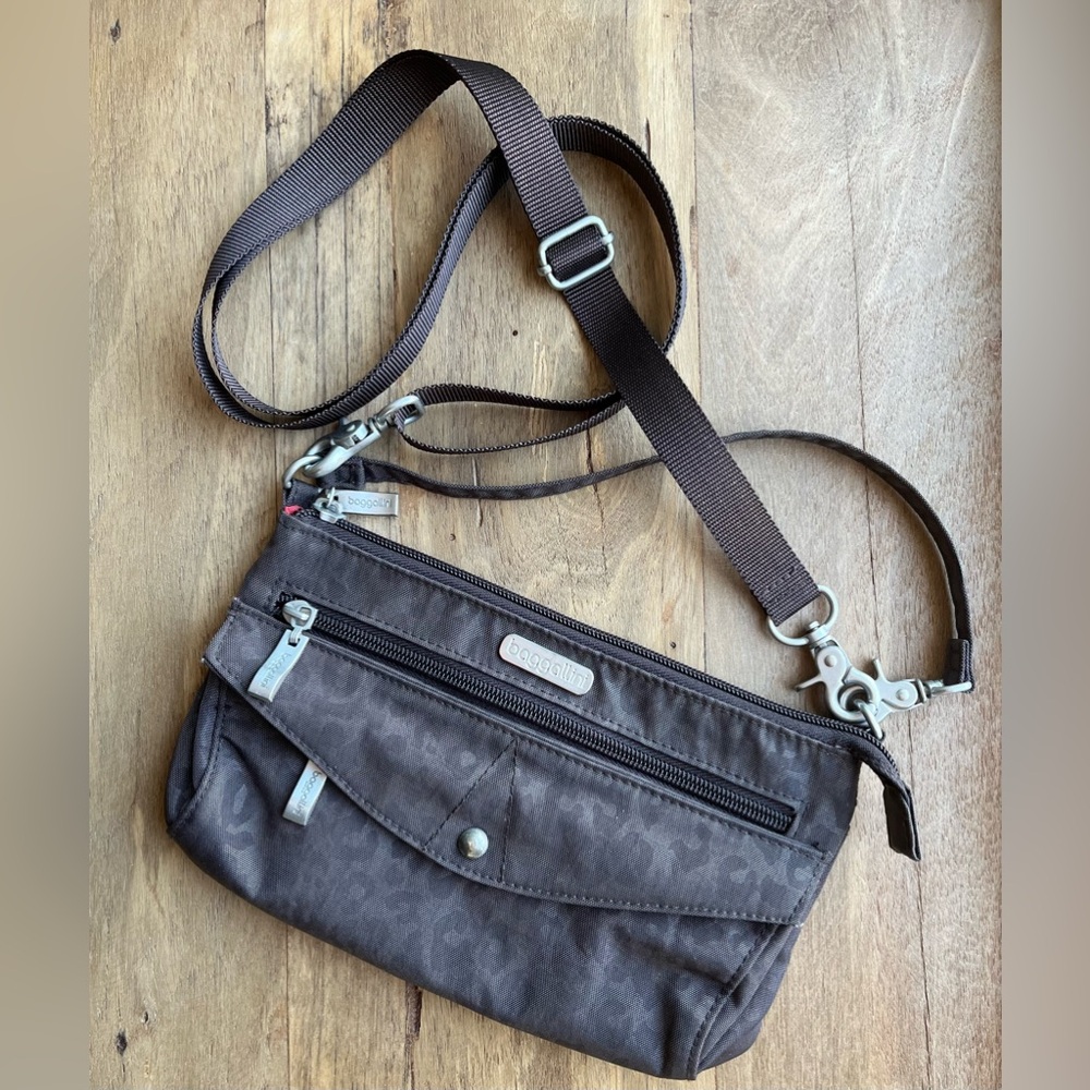 Baggallini Convertible Small Crossbody Bag
Brown Cheetah.